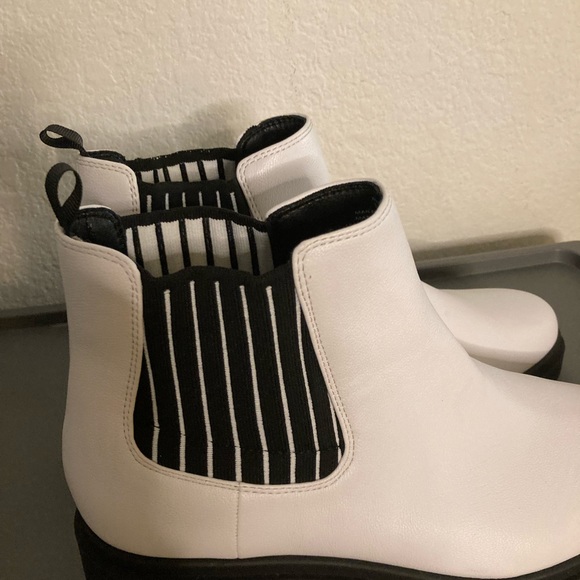 Boots - Picture 3 of 7